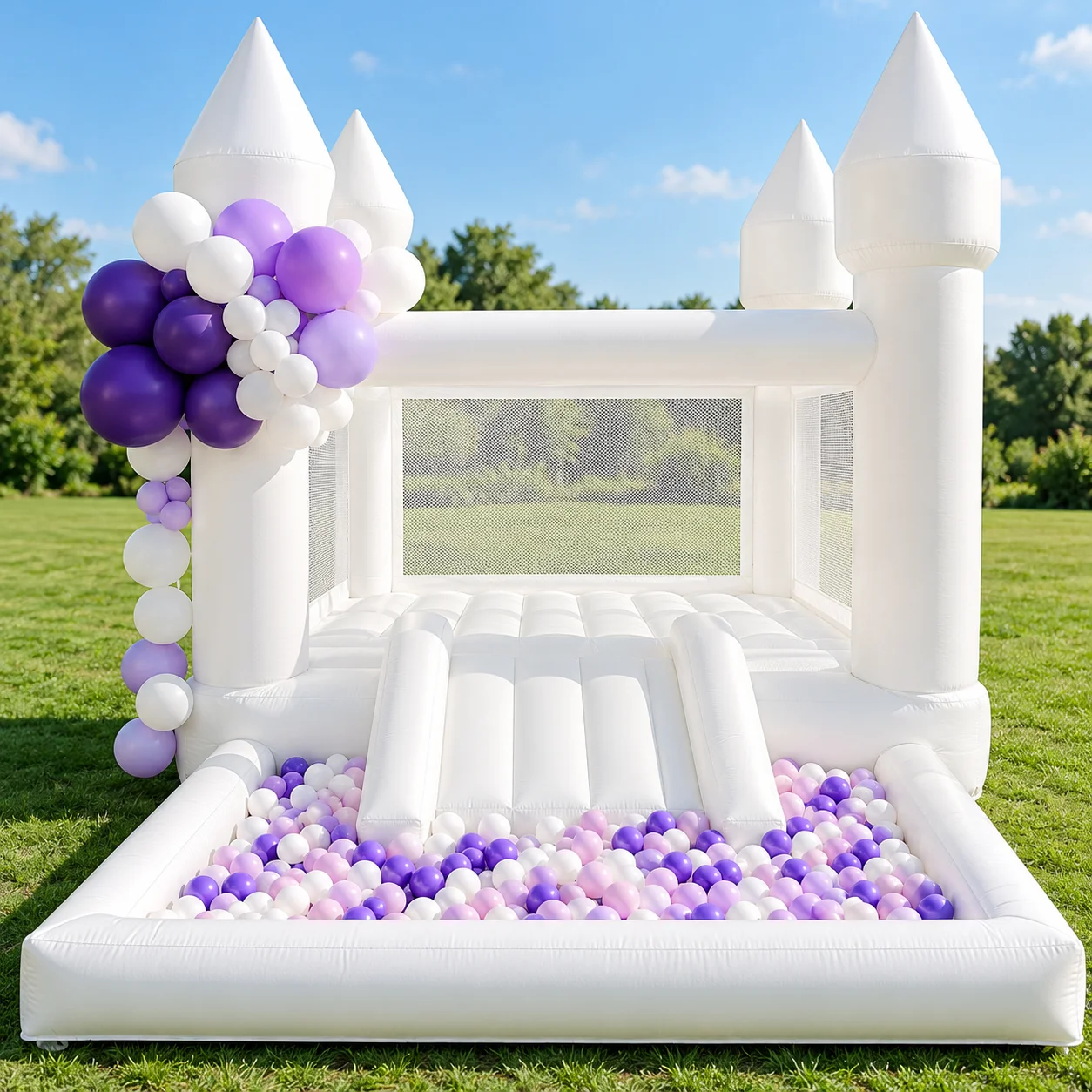 Weißes aufblasbares Hüpfburg-Spielhaus mit doppelter Rutsche und Bällebad, kommerziell für Hochzeiten, Gartenpartys, Geburtstagsfeiern, Mietdekorationen, Outdoor-Events, Fotoboxen, aufblasbare