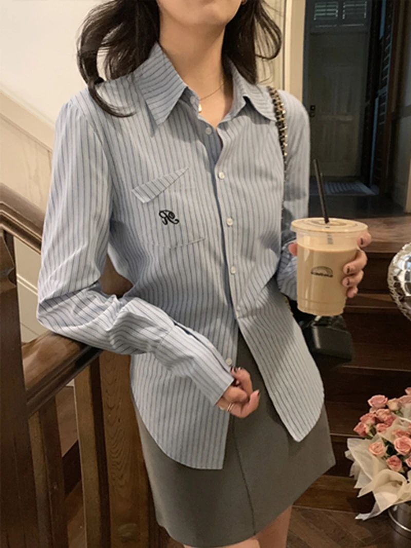 

Синяя полосатая женская рубашка с вышивкой и завышенной талией, с длинными рукавами, в корейском студенческом стиле, для ранней весны, дизайнерская, для ношения под одеждой