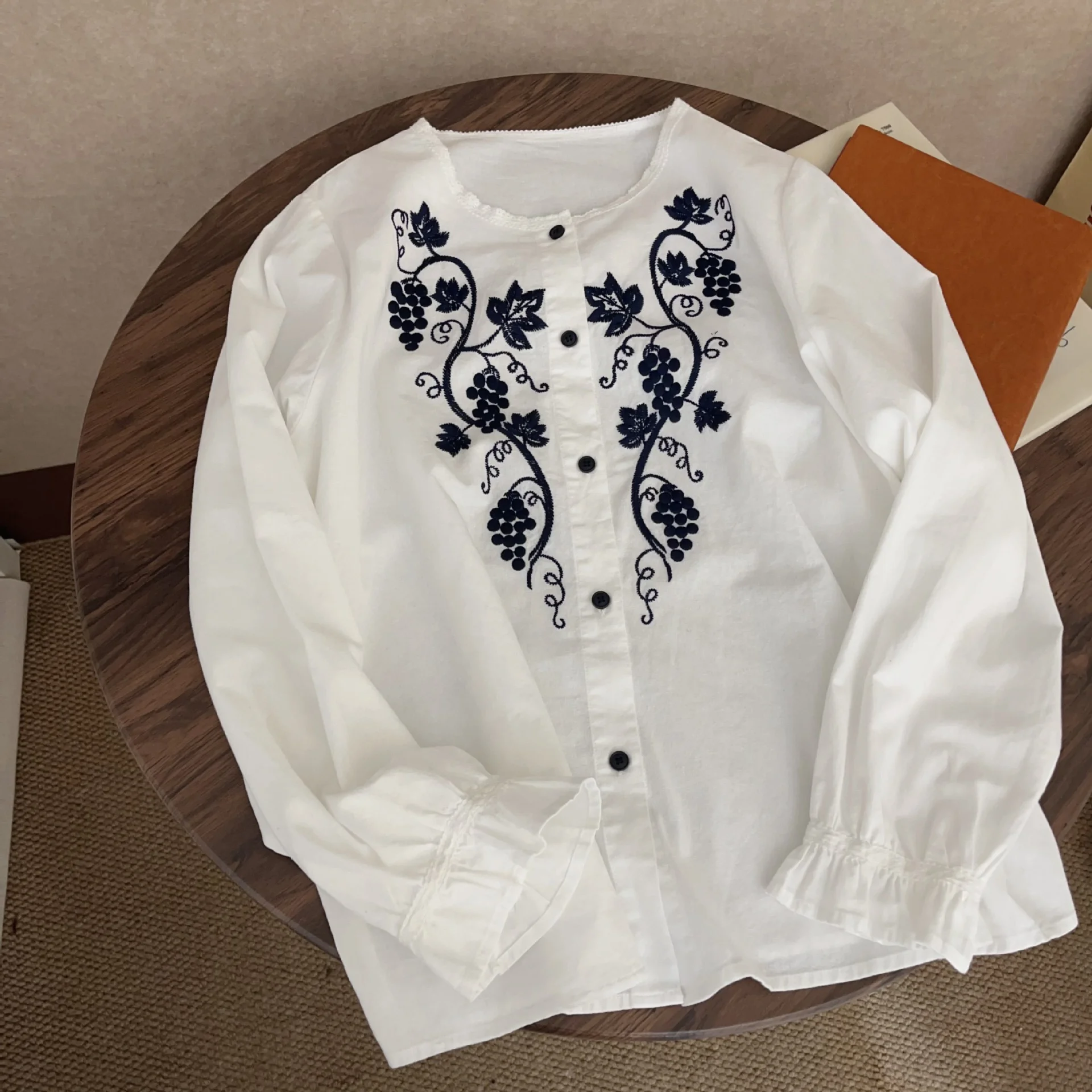 

Рубашка с вышивкой винограда, осенняя корейская простая женская свободная повседневная универсальная рубашка, элегантная блузка с круглым вырезом и рукавами в виде листьев лотоса