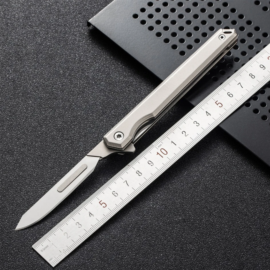 

Складной тактический нож с острым лезвием из нержавеющей стали, включает 4 сменных лезвия (No. 60), идеально подходит для кемпинга.