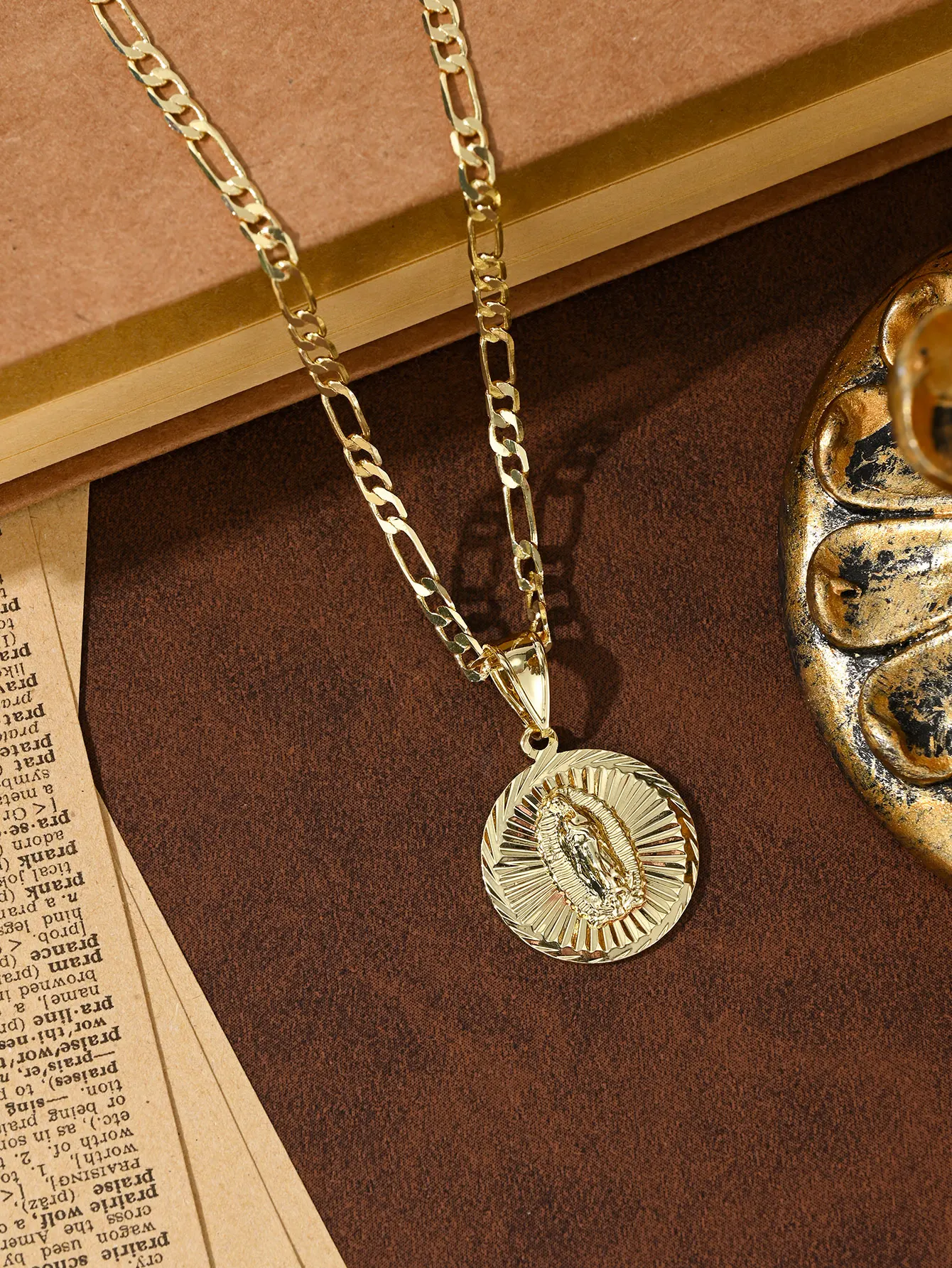 1Pc European and American Classic Popular Unisex Style 14K Gold-Plated Copper Material Suitable for Layering, Vintage Gold-Colored Circular Coin Pendant with Radiating Pattern, Our Lady of Guadalupe/Mother Mary's Light of Protection Limited Edition Necklace, Paired with a 60cm Figaro Chain, Suitable for Christmas/Thanksgiving/Halloween/Mother's Day/Valentine's Day, Gifts for Couples/Friends/Fellow Catholics, Catholic First Communion, Gifts, Daily Holiday Wear and Prayer
