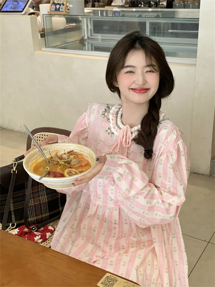 Abito a maniche lunghe oversize chic stile coreano Estate 2025 Mini abiti corti ricamati con fiori per bambole dolci allentati delle nuove donne