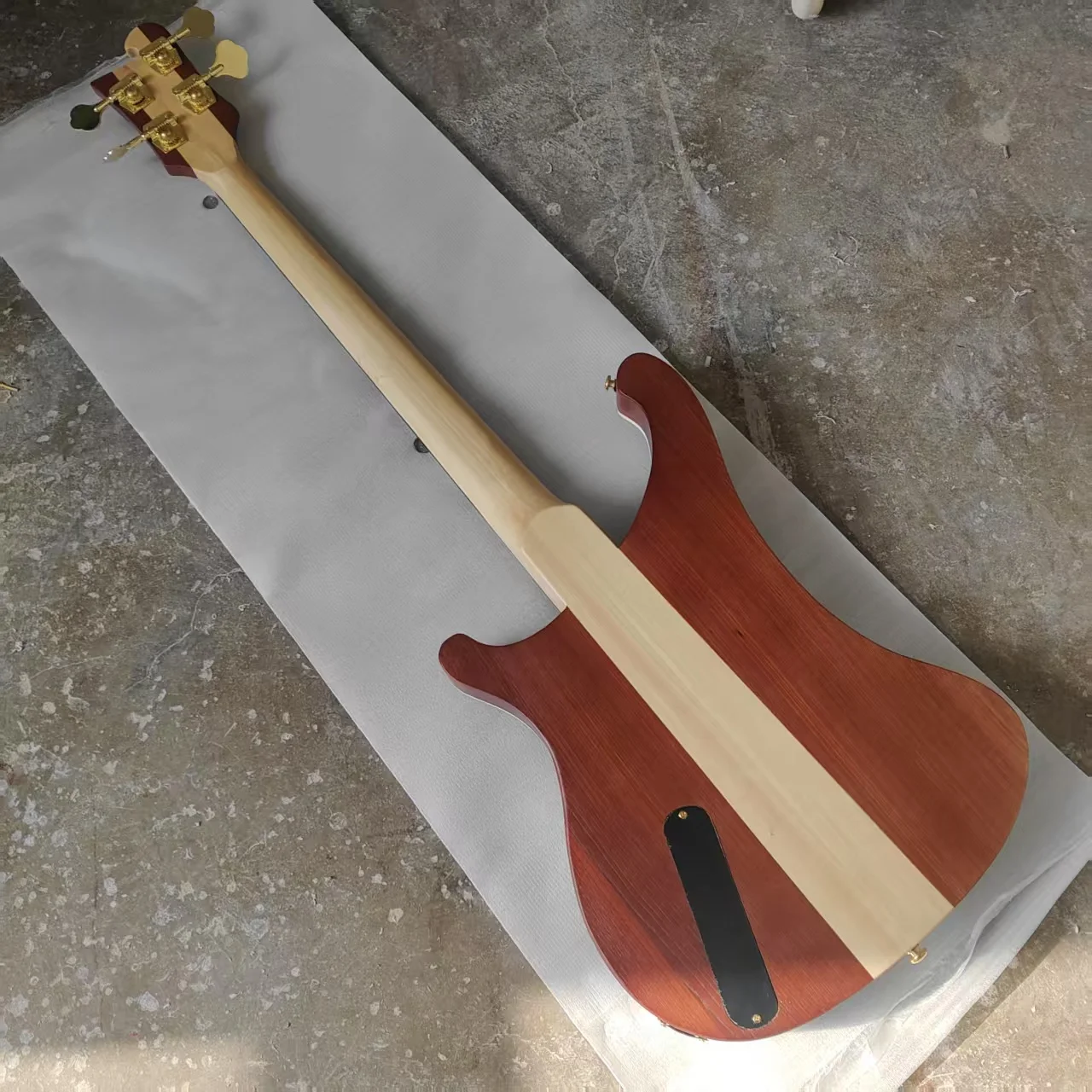 High quality metal body carving with 4 strings, Ricken 4003 bass guitar, Basswood Body Rosewood Fretboard, great value discount