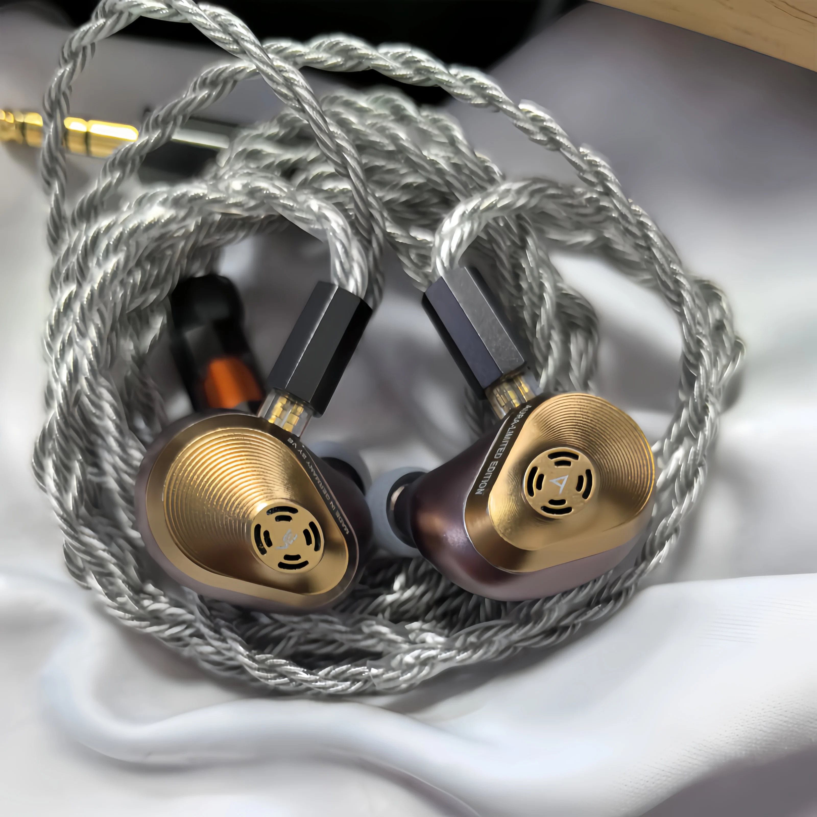 

Geekyaudio Co-branded AURA Hybrid Dynamic & Balanced Armature In-ear Earphones with 11 Drivers