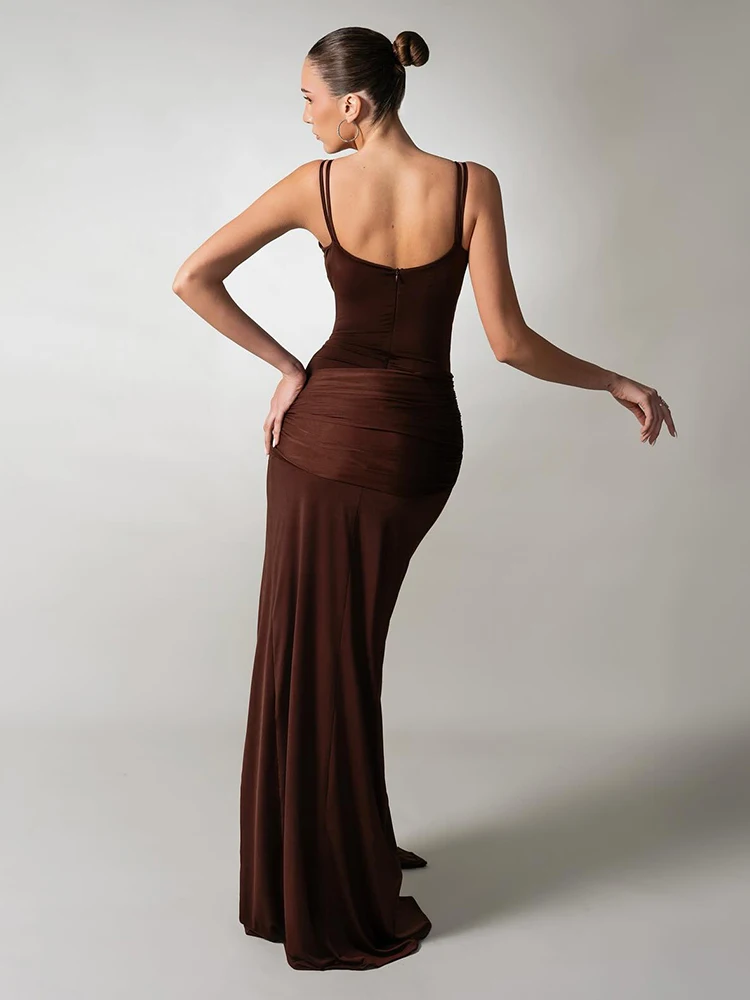 Vestido drapeado sem mangas com tiras marrom chocolate VC com fenda alta e detalhes recortados para vestido formal de festa de jantar