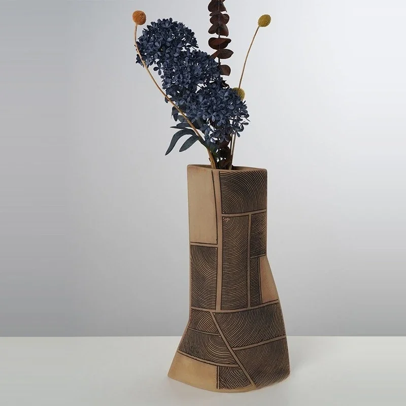 Moderne, minimalistische Kunstkeramikvase, nass und trocken