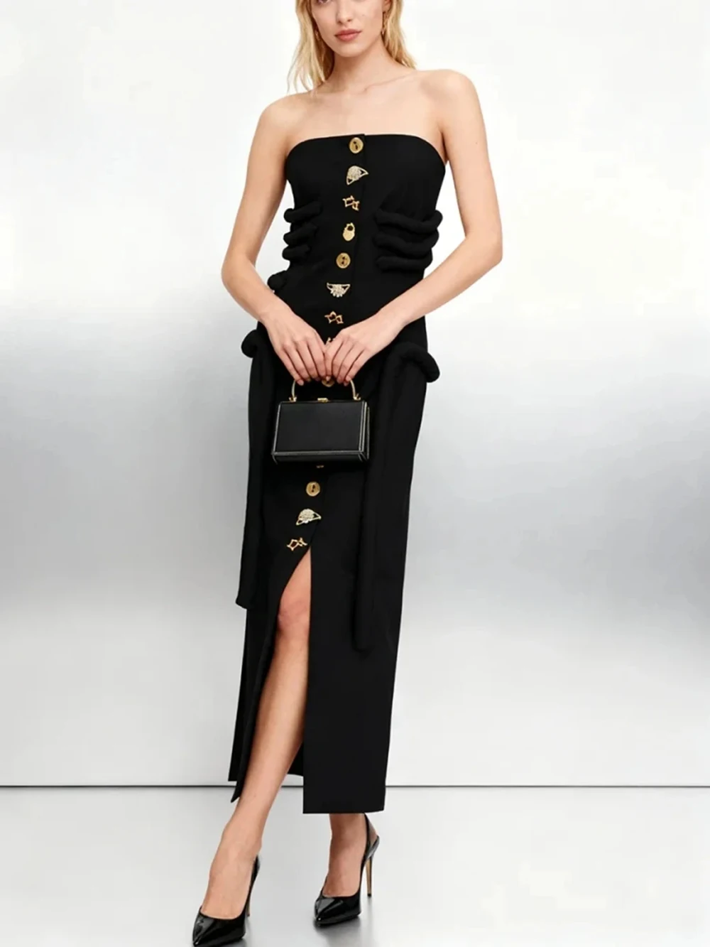 Seksowna i ekskluzywna sukienka bez ramiączek na jesień i zimę 2025, nowa sukienka z metalowymi guzikami, trójwymiarowe łączenia, podkreślająca figurę.