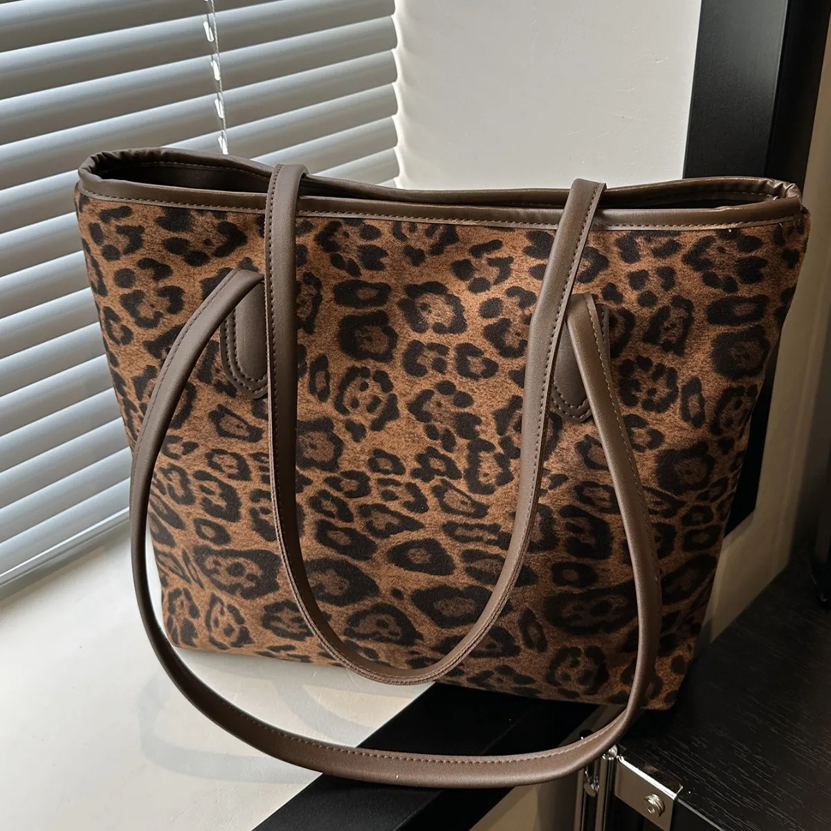 

Leopard Print Tote Bag for Women - Fashionable Animal Print Shoulder Bag, Large Capacity Casual Handbag, Trendy Daily Accessory