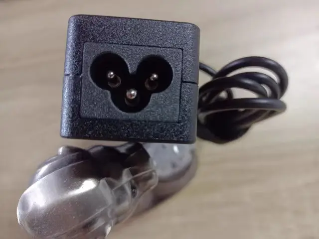 19V 3.42A 65W 3.5*1.35mm AC Adapter CP500637-01 CP788559-01 FPCAC163 Charger for Fujitsu Stylistic Q738 Q739 R726 Q775