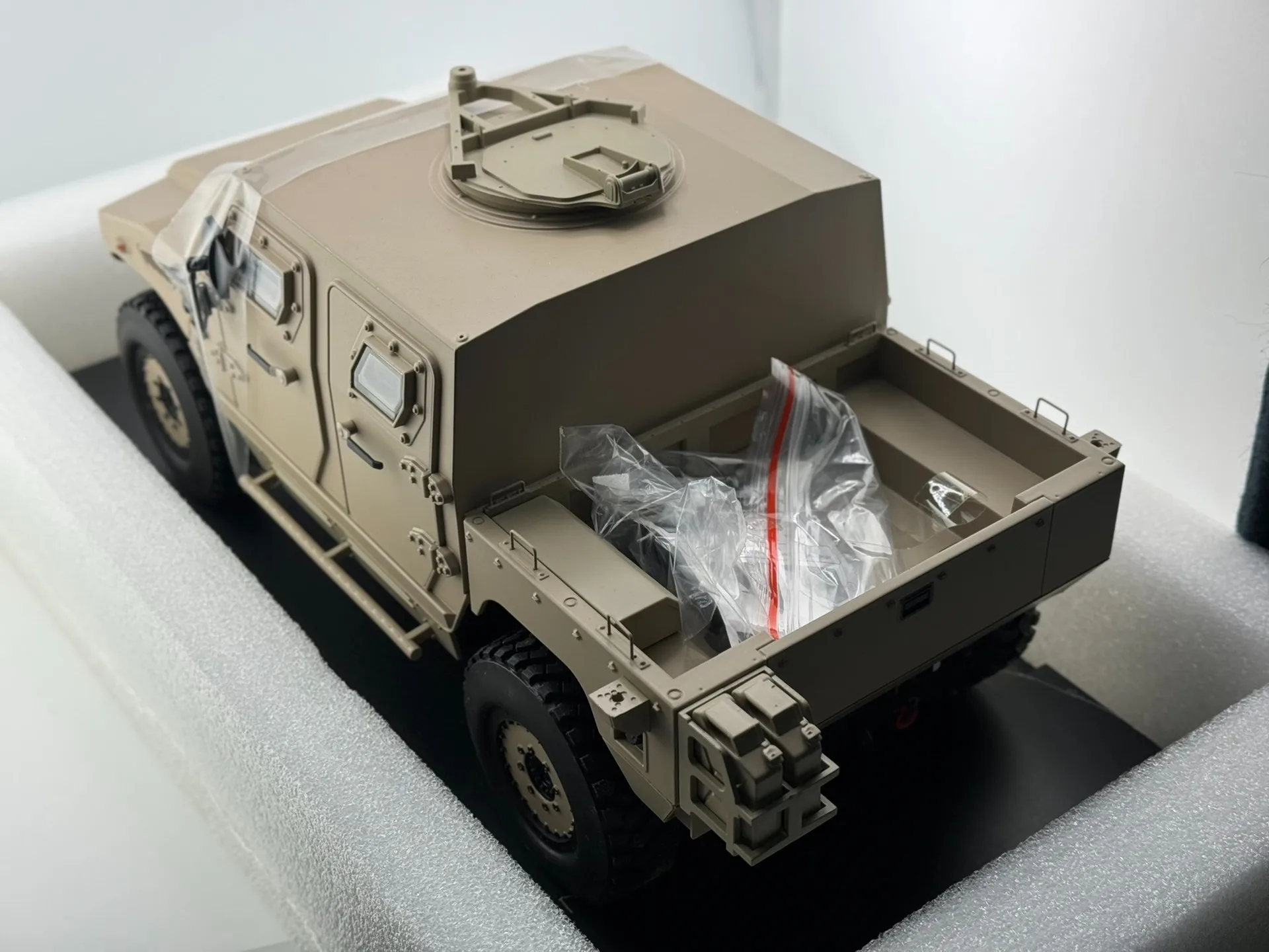 Diecast 1/16 Scale Alloy Model Car Model Collectible Toy Gift Souvenir Display Ornament