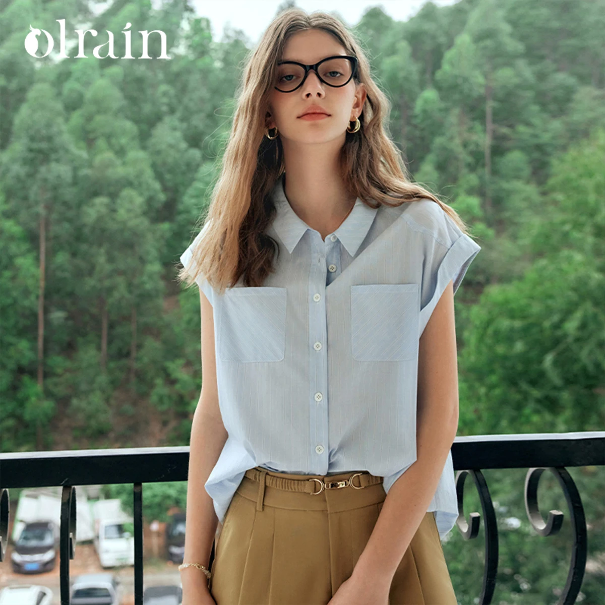 

Женская синяя полосатая рубашка OLrain с коротким рукавом, весна 2026, новая минималистичная офисная блузка со складками и спущенным плечом, дизайн O24XC91365