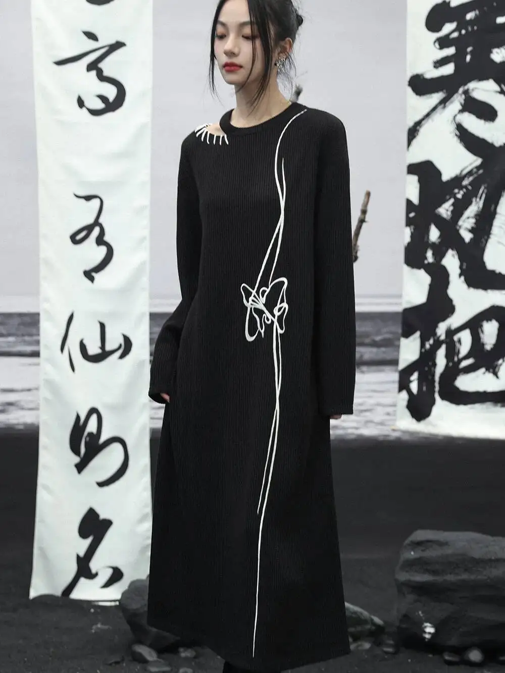 UMI MAO Ciemna Czarna Sukienka Jesień 2023 Nowy Niszowy Design Sweter Dzianinowy z Kontrastowymi Wstawkami Luźna Sukienka Haftowana Dla Kobiet