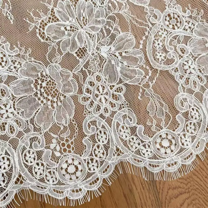 3M. Handgefertigter Spitzenstoff mit Kordelstickerei für Hochzeitskleider, DIY-Nähstoff aus weißer Spitze. Luxuriöse Stoffe für Designer. – Detail 6