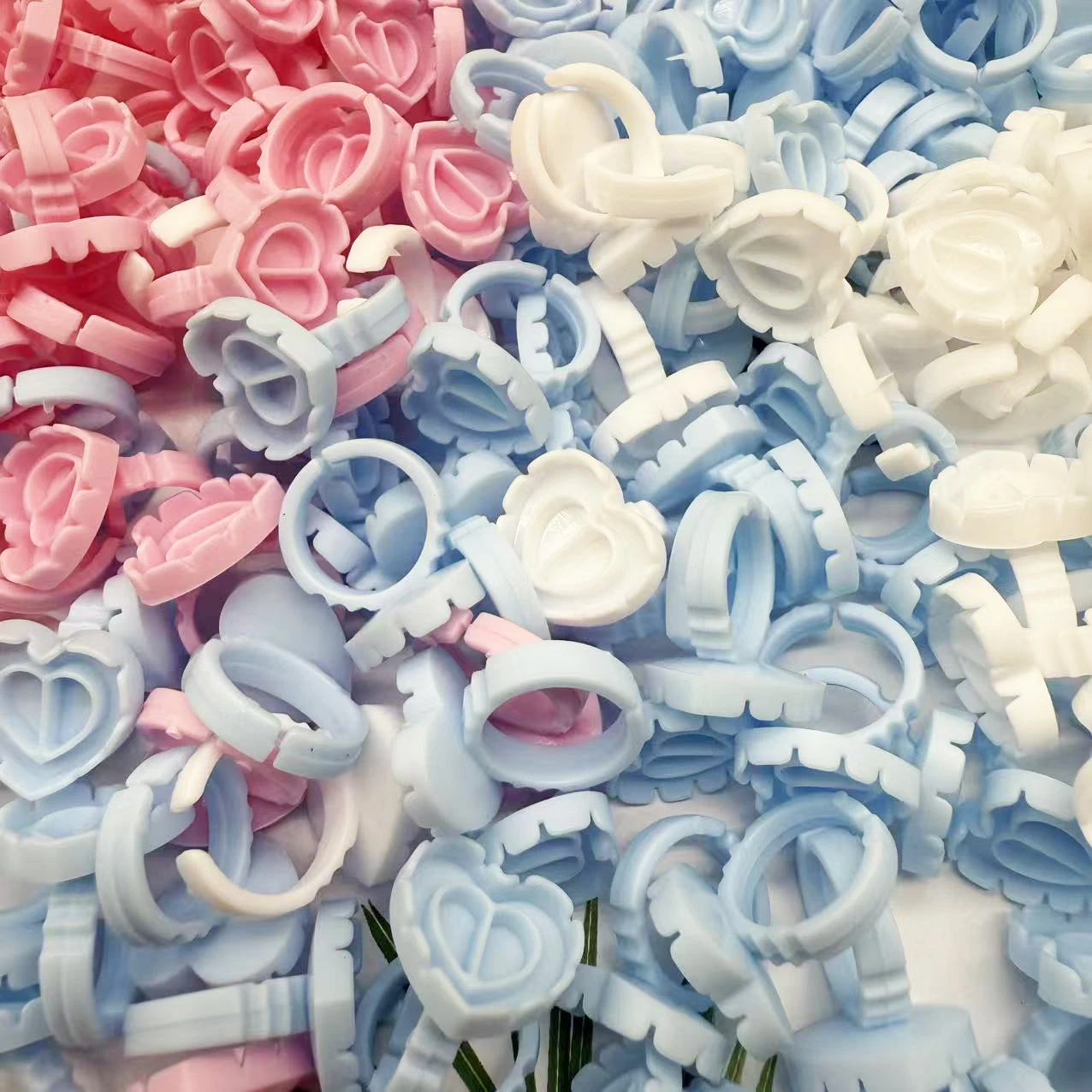 卸売まつげエクステファンフラワリングカップグルーホルダーリングフラワーシェイプピグメントトレイまつげ移植用メイクツール