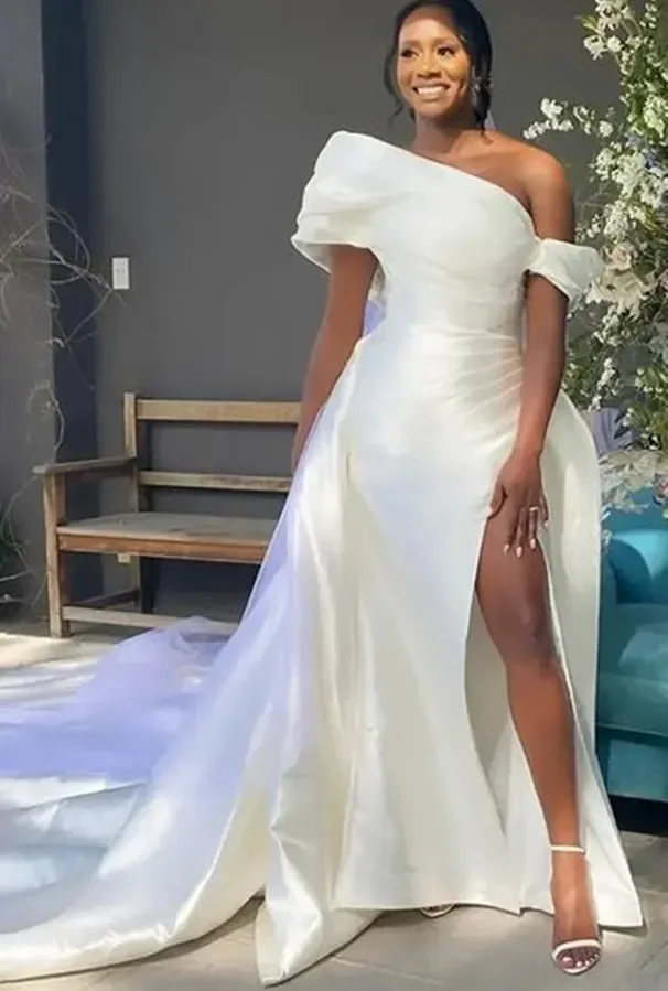 Abito da sposa sexy a sirena semplice alla moda con una spalla e spacco laterale in raso elegante abito da festa da sposa personalizzato