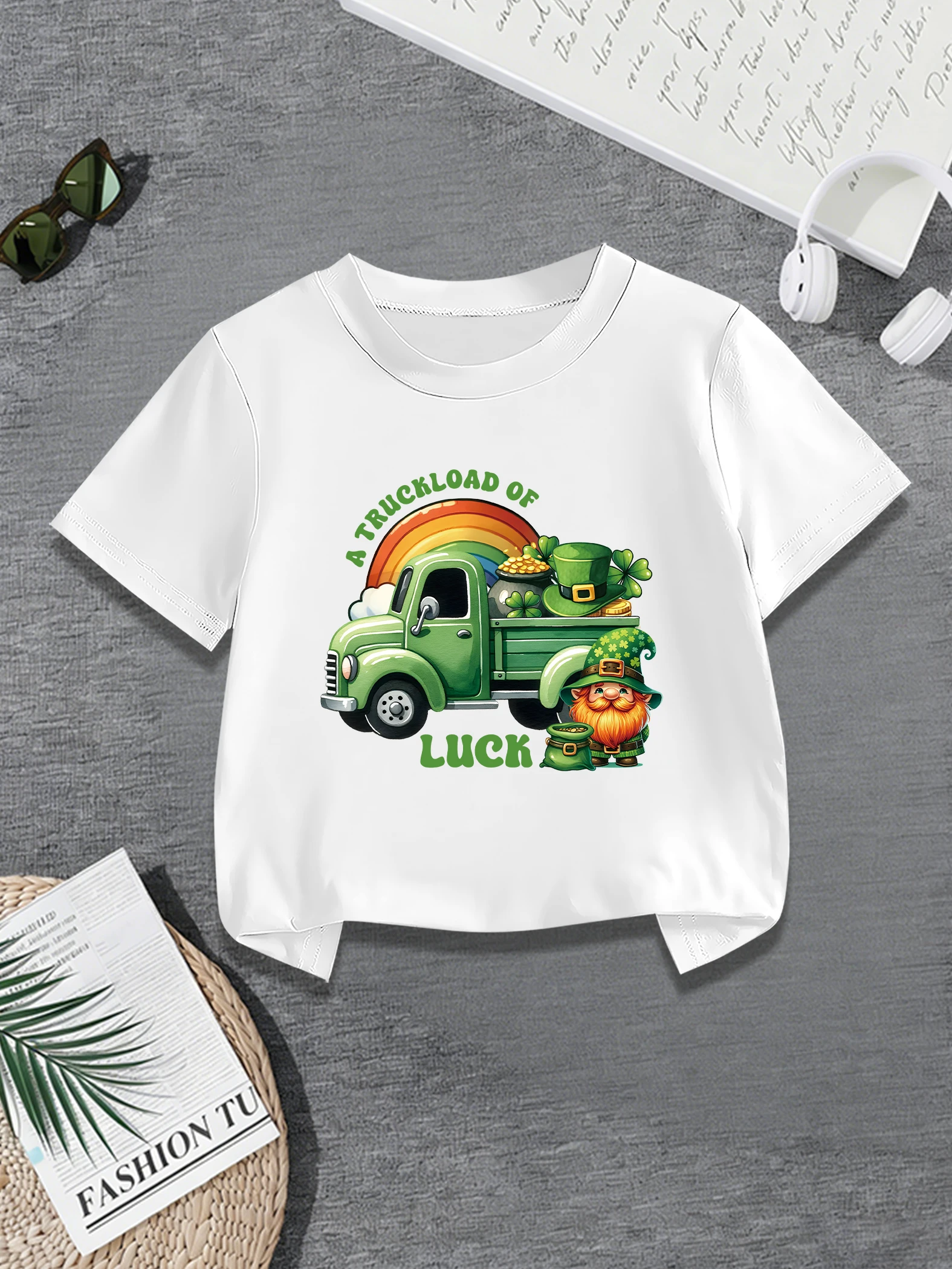 

1 шт.: Летняя футболка для мальчиков ко Дню святого Патрика с принтом: мультяшный грузовик, зеленые шляпы, золотые монеты, радуга. Повседневный топ.