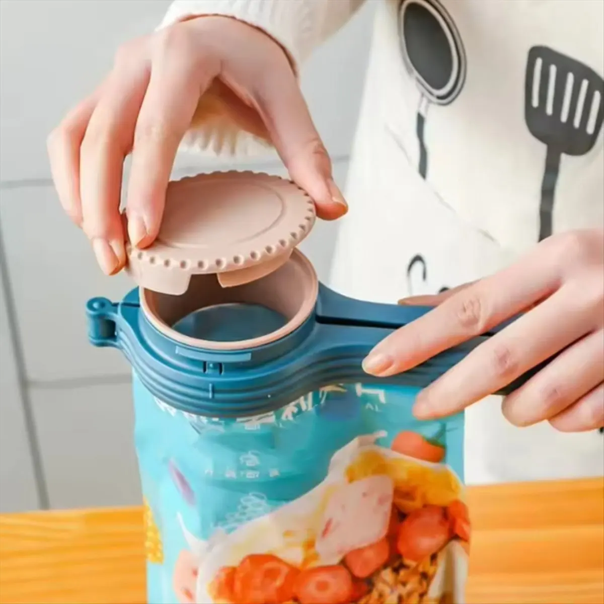ABFW Food Storage Bag Sealing Clips Plastic Cap Sealer Clip with Pour Spouts Snack Storage Fresh Clamp Kitchen Organizer Blue