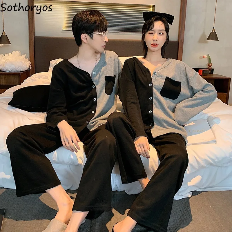 

Пижамный комплект Женский однобортный с V-образным вырезом и карманами