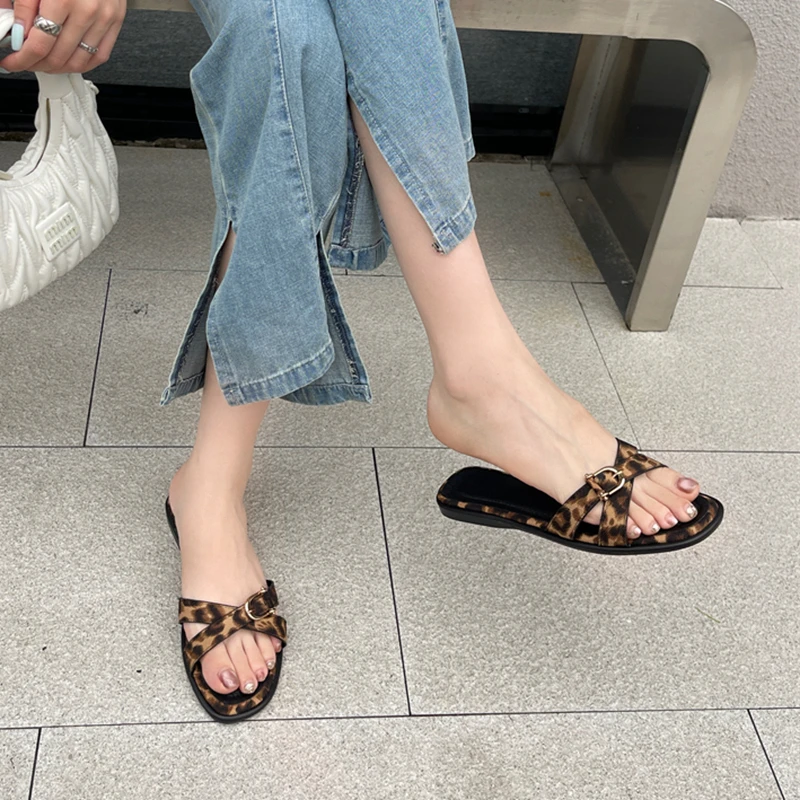 SUOJIALUN 2024 Summer New Brand Women Slipper Fashion Leopard Print Flip Flops Flat Heel Outdoor Dress Vaction Casual Flip Flops