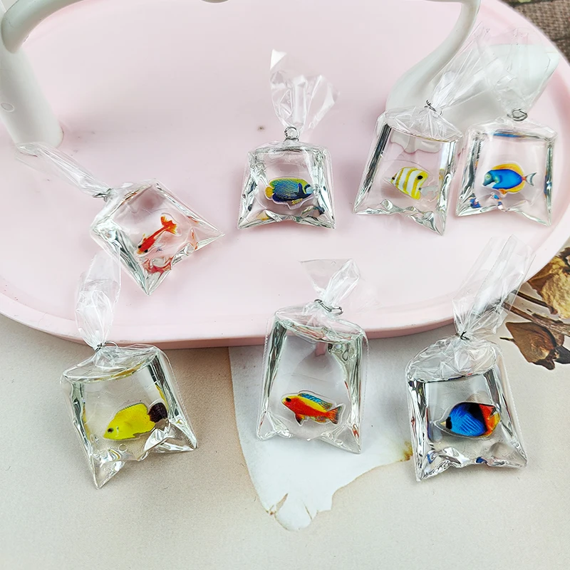 Dijes de resina para bolsa de peces de Coral, 10 piezas, Océano transparente, pequeño pez en agua, joyería colgante, joyería hecha a mano, Material