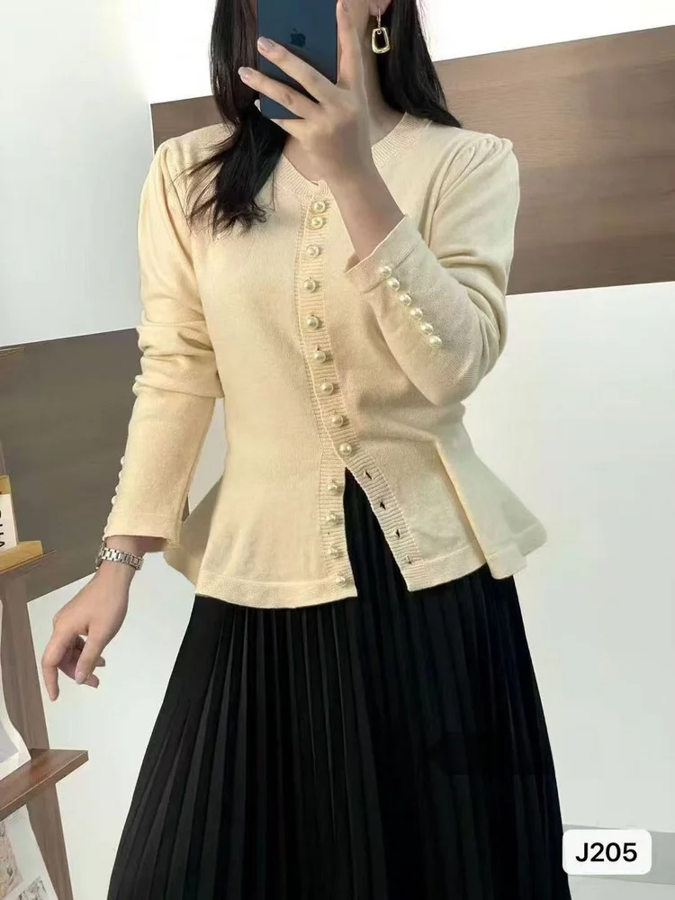 

Элегантный вязаный топ с V-образным вырезом и жемчужными пуговицами, свободный крой, мягкий и удобный, модный тренд весны 2026, однотонный, с длинным рукавом