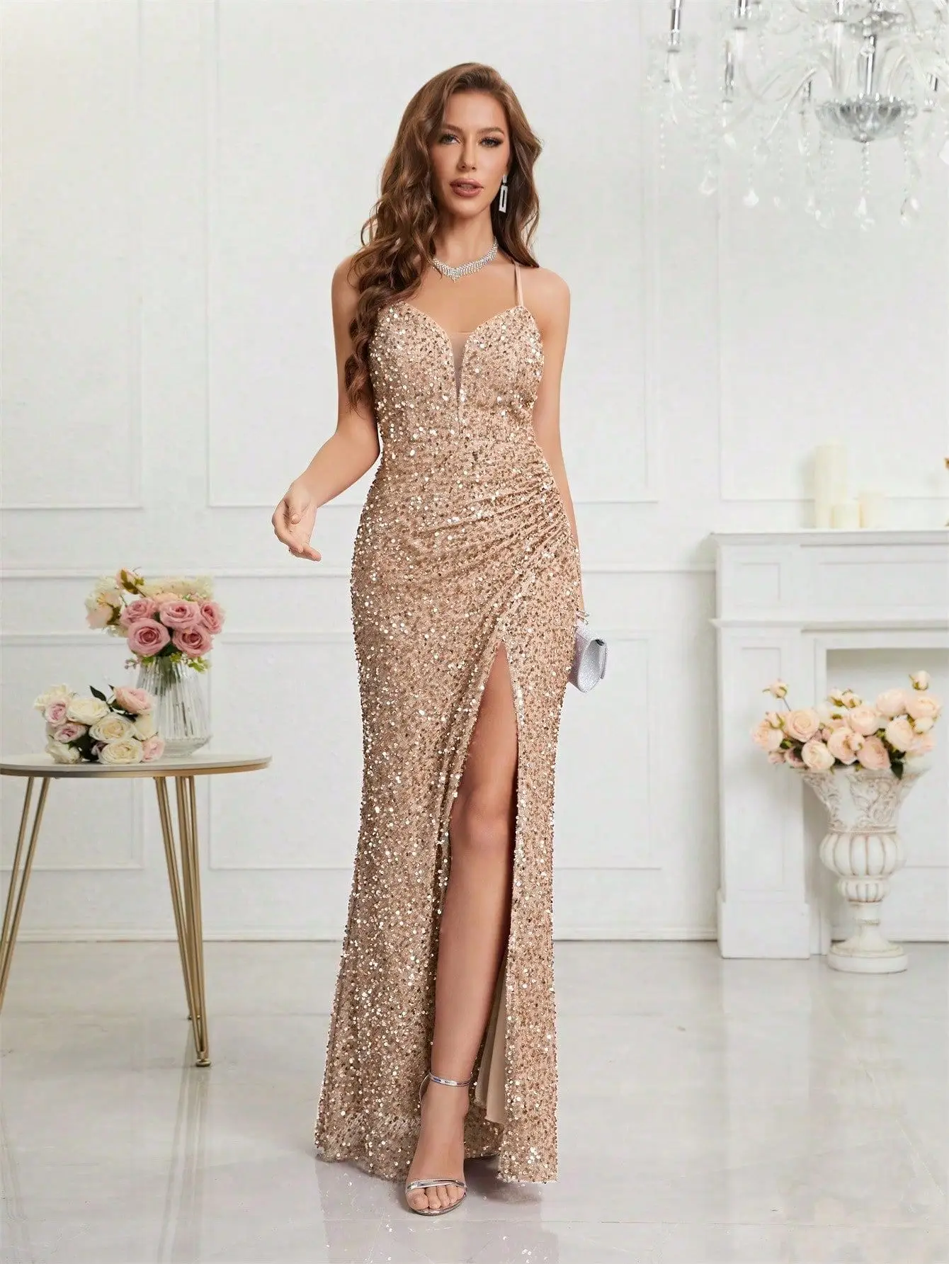 Funkelndes Champagner-Paillettenkleid mit dünnen Trägern, tiefem V-Ausschnitt, gerafftem Design und hohem Schlitz im Meerjungfrauenstil für formelle Anlässe und Abendveranstaltungen – Detail 13