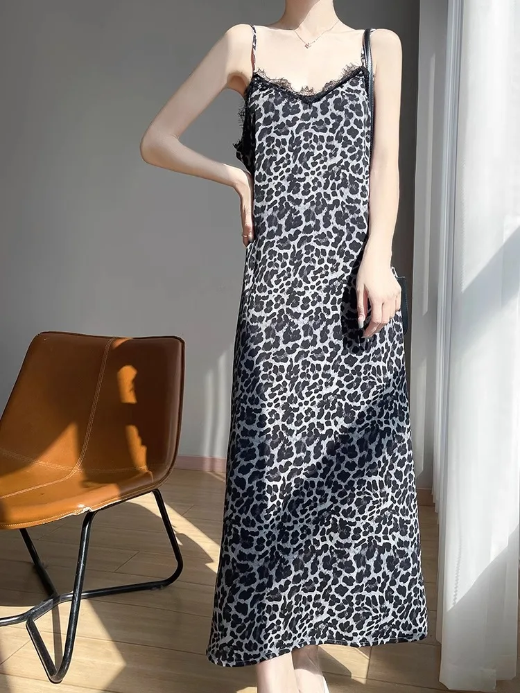 فستان صيفي 2025 بياقة على شكل V مع تطريز دانتيل وحزام بدون أكمام طويل فوق الركبة بنقشة الفهد بتصميم ريترو على شكل حرف A #1