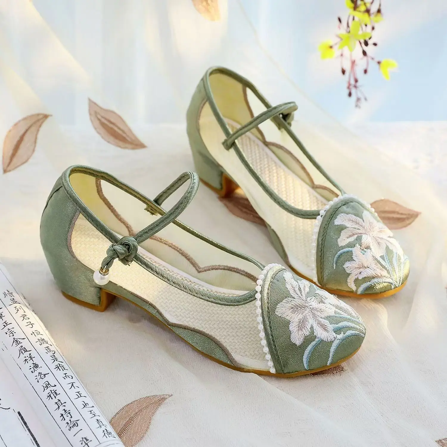 

Woman's New Summer Ethnic Style Low Heels Mesh Embroidered Shoes Soft Sole Non Slip Breathable Shallow Vintage Nude Shoes