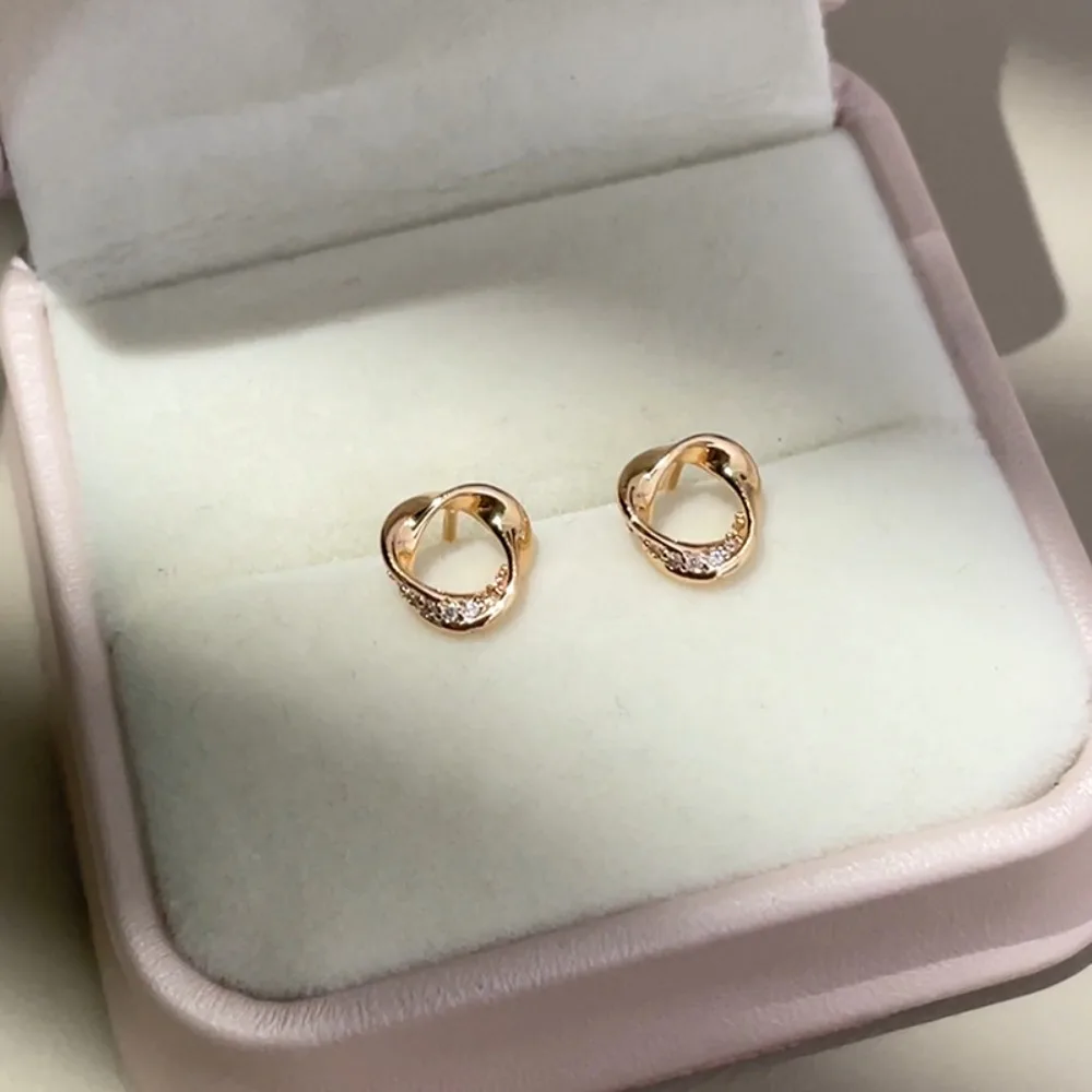 Exquisite Sparkling 925 Sterling Silver Micro-inlaid Zircon Shiny Mobius Strip Stud Earrings for Women Korea Simple Jewelry Gift