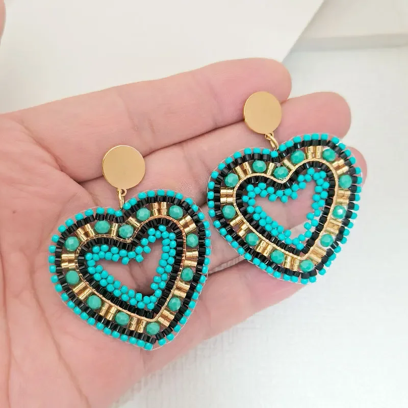 المرأة البوهيمي الأخضر القلب أقراط مع حبات الأرز الجوف خارج كريستال اليد الحياكة سبيكة بسيطة مجوهرات الأزياء تنوعا