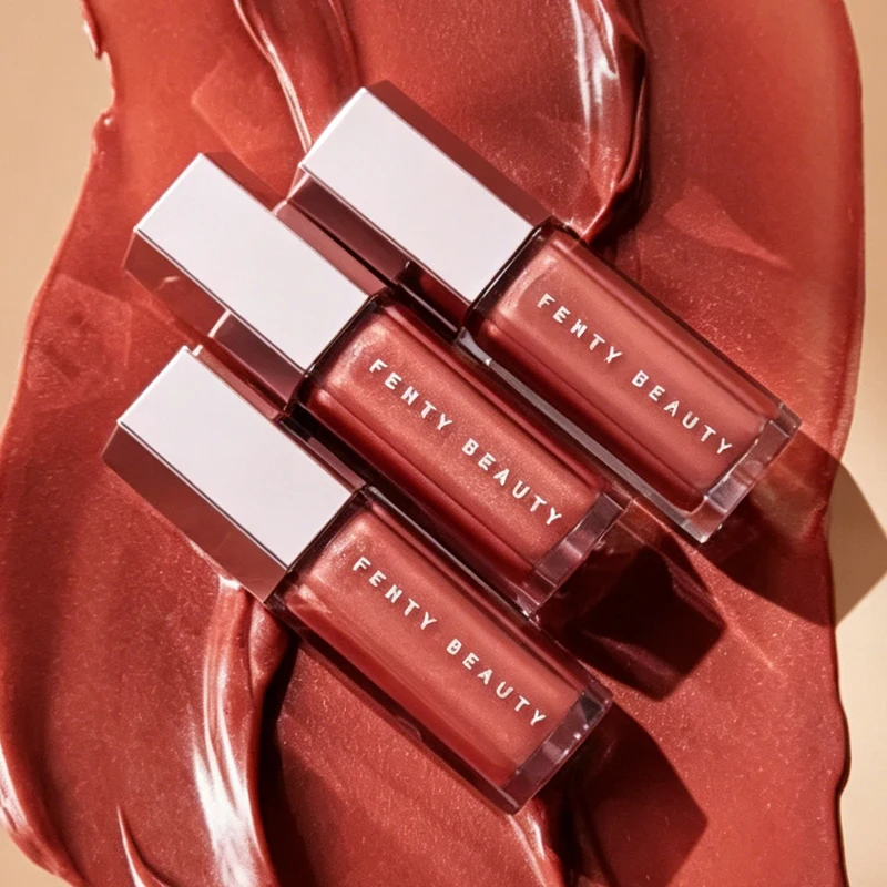 Base de Maquillaje en Barra Fenty Beauty Contouring Stick, Color Peach Nude con un Toque de Brillo Labial
