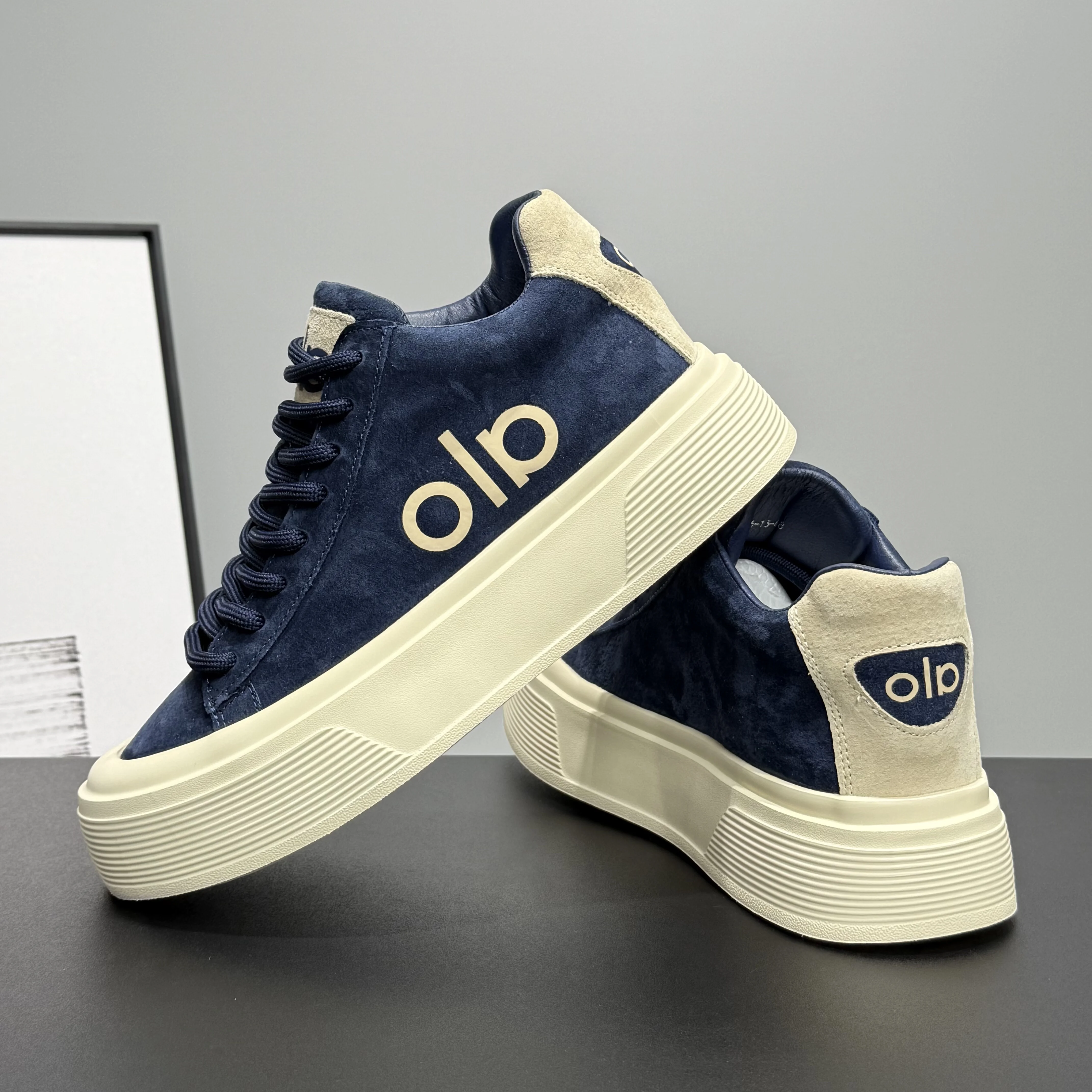 

Men's Four-season Board Shoes Two-color Flat Low-top Soft-soled Anti-slip Casual Lace-up Large-sized Vulcanized Board Shoes