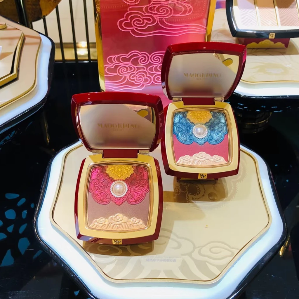 MAOGEPING Palace Eye Color Palette in Jinse Qionghua, mostly used as an all-in-one eyeshadow palette