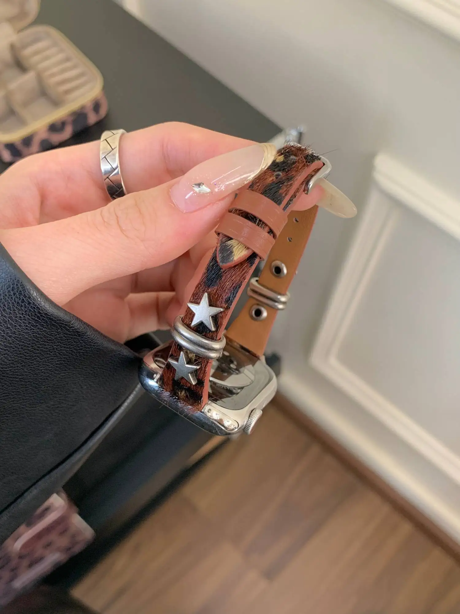 Superior Fashion Leopard Print Leather Loop Band for Apple Watch Women 44mm 40 45 41 49 42 38 Series 11 10 9 8 SE 7 6 5 4 3 S