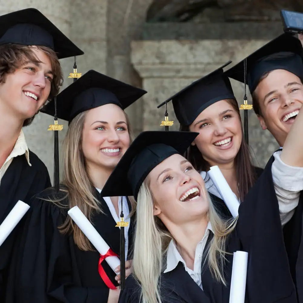 Matte Polyester Graduation Robe Unisex Matte Graduation Cap Gown Set with 2026 Tassel Charm Middle School High for Ceremonies