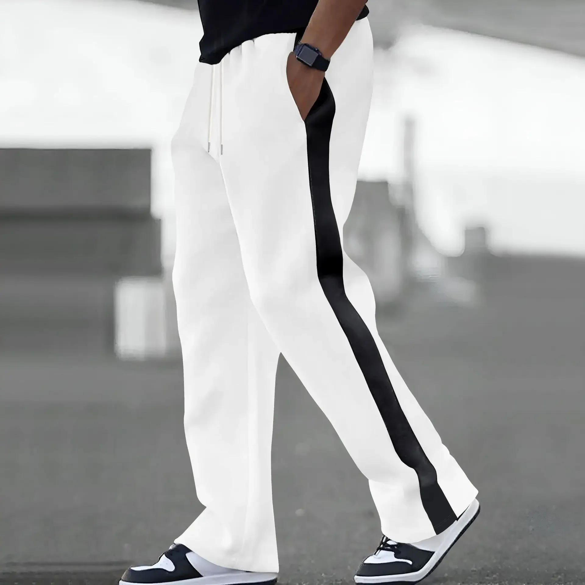 Spring and Autumn of men's casual pants will be a major release: loose color-blocking and sporty straight-leg sweatpants