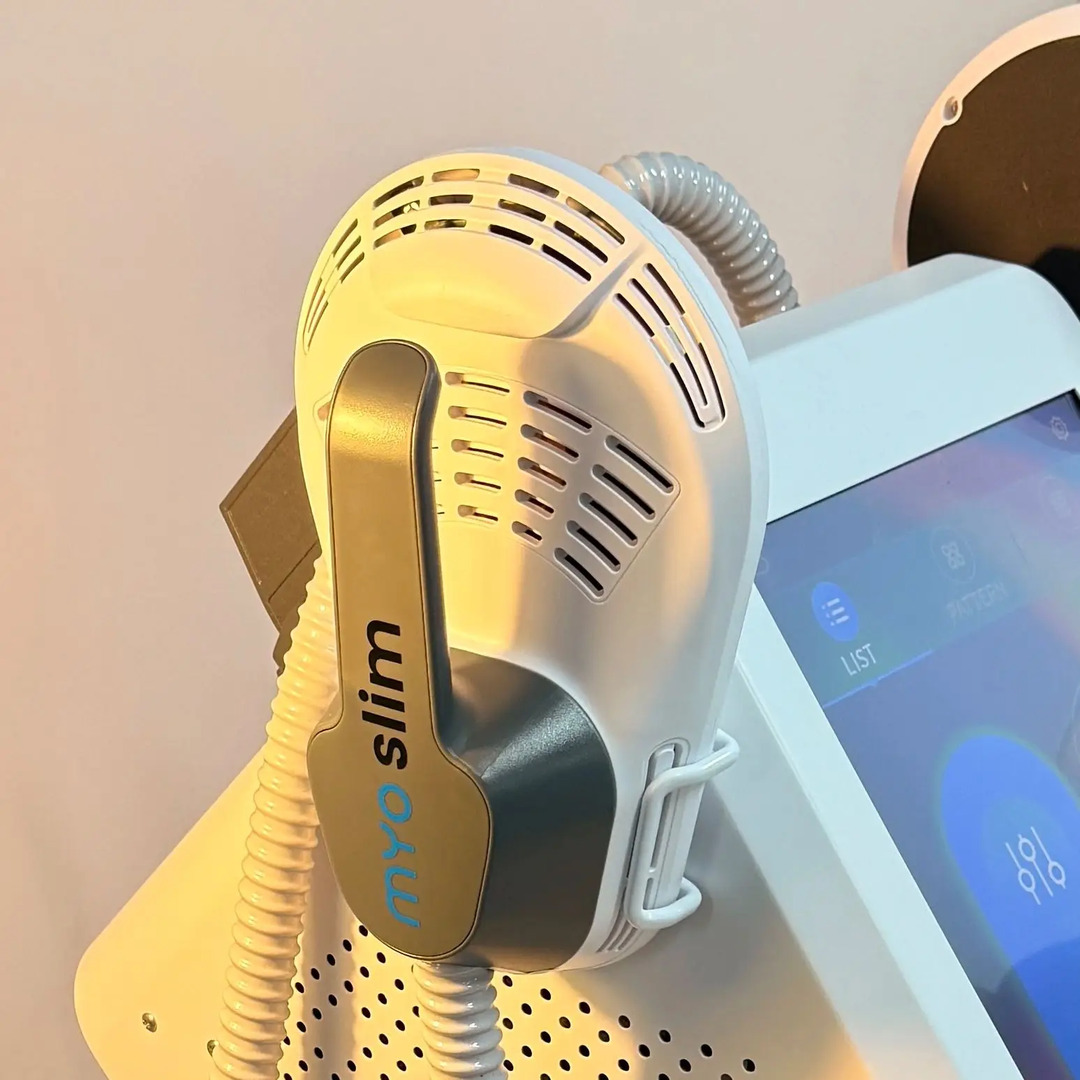 

Аппарат для коррекции фигуры MYOslim NEO High Power 6500W с технологией HI-EMT: Стимуляция мышц и сжигание жира