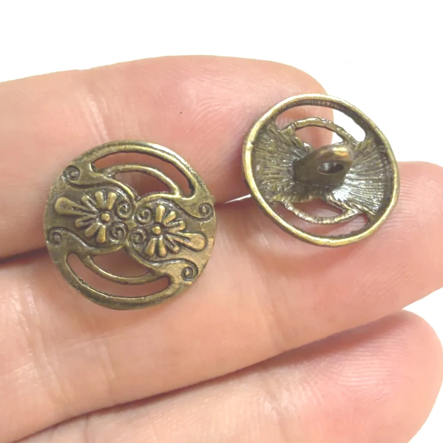 10pc 17mm Antique Bronze Hollow Flower Metal Shank Buttons Vintage Sewing Fastener for Garment DIY Jewelry Making h5322