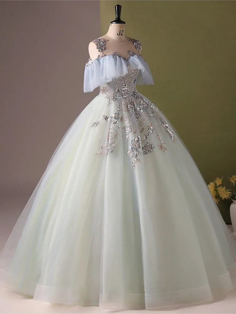 The performance was grand singing peng and vocal art examination host wore a dress