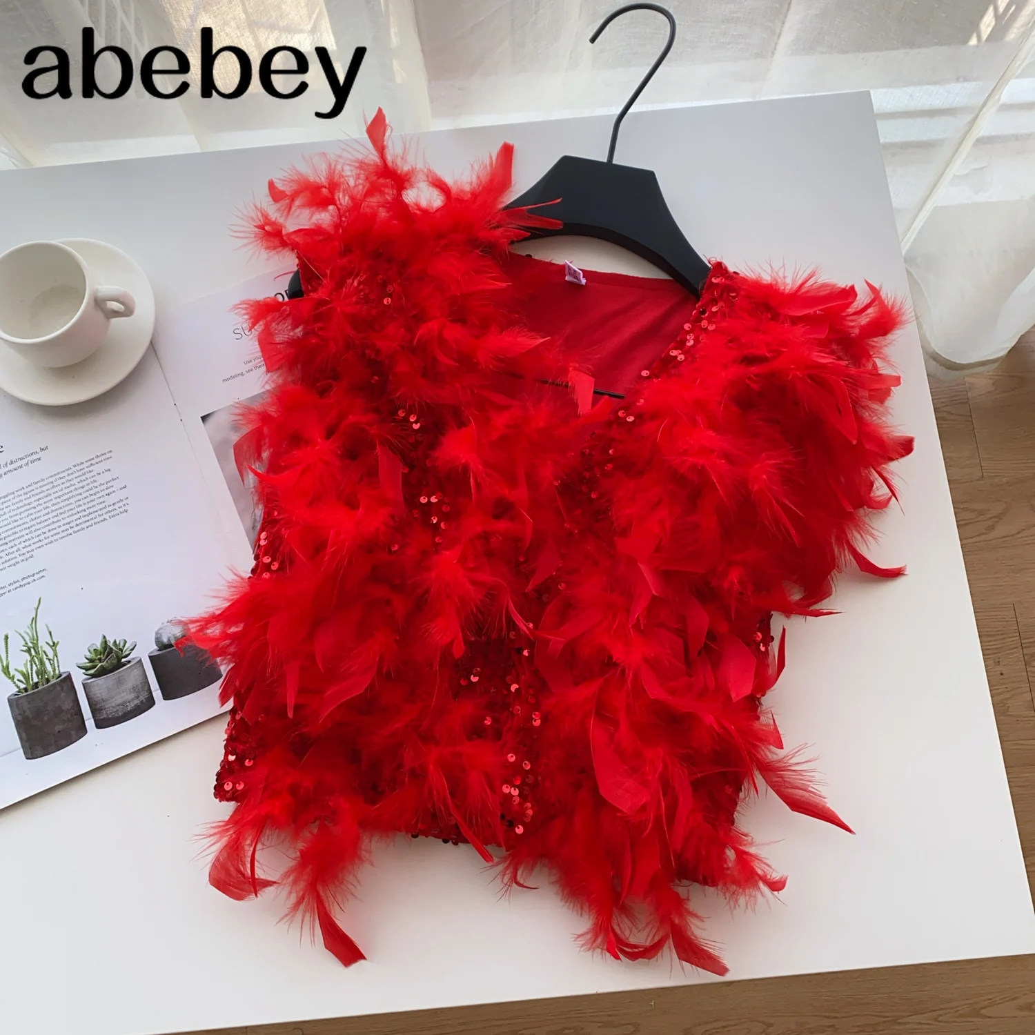 

2026 Новый жилет с перьями для женщин, новый осенний милый короткий жилет с v-образным вырезом и высокой талией из меха с перьями, одежда для дня рождения, женские жилеты принцессы