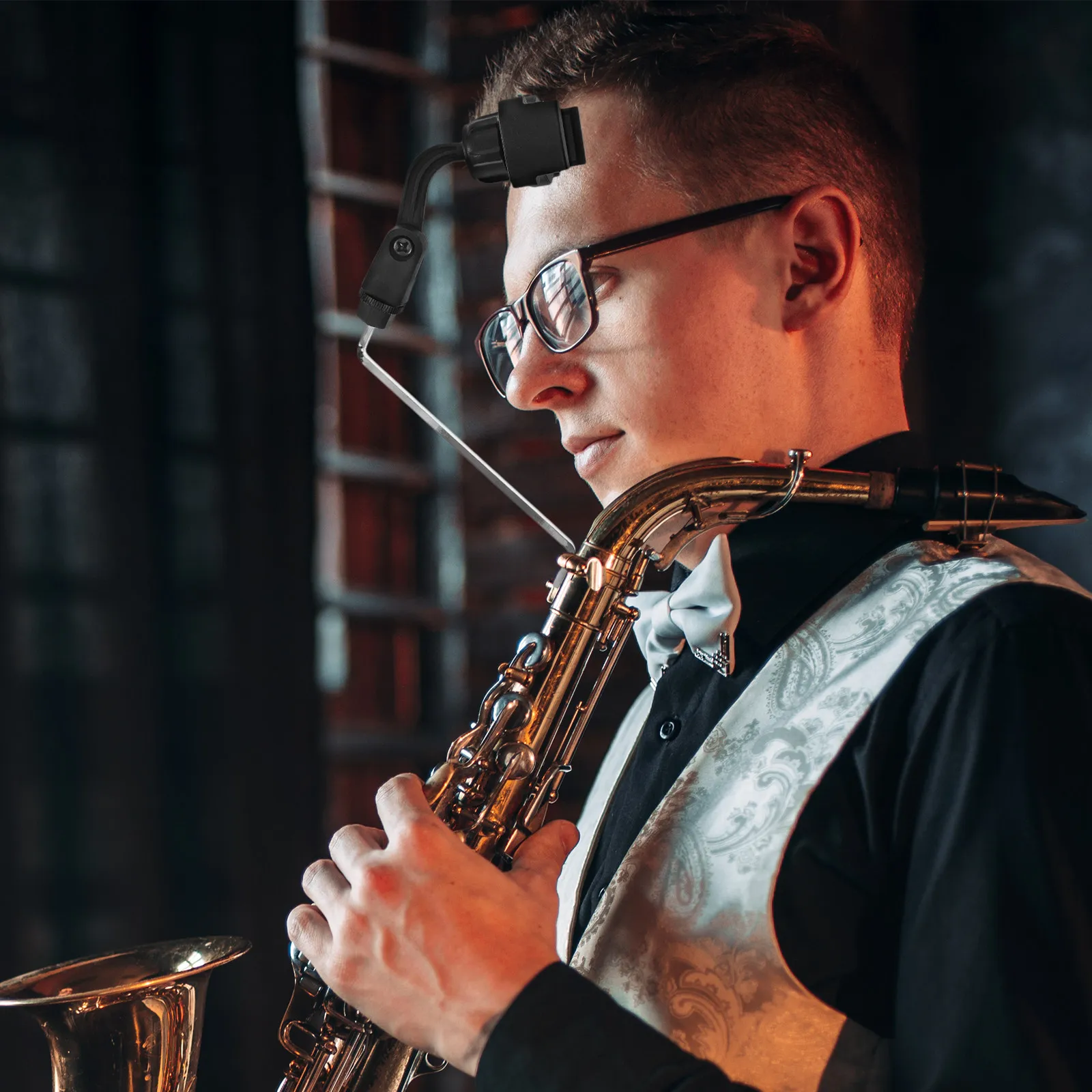 

Регулируемая подставка для телефона в виде саксофона с зажимом для нот для всех смартфонов, идеально подходит для музыкантов, выезжающих в дорогу, для игры в дороге.