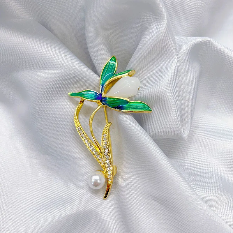 

Высококачественные нишевые броши-ирис, корейский стиль, элегантные броши с жемчугом и высококачественные аксессуары для женской одежды.