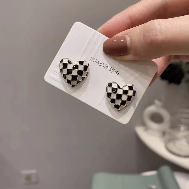 925 silver needle three-dimensional love checkerboard stud earrings simple and versatile French retro drip glaze peach heart ear