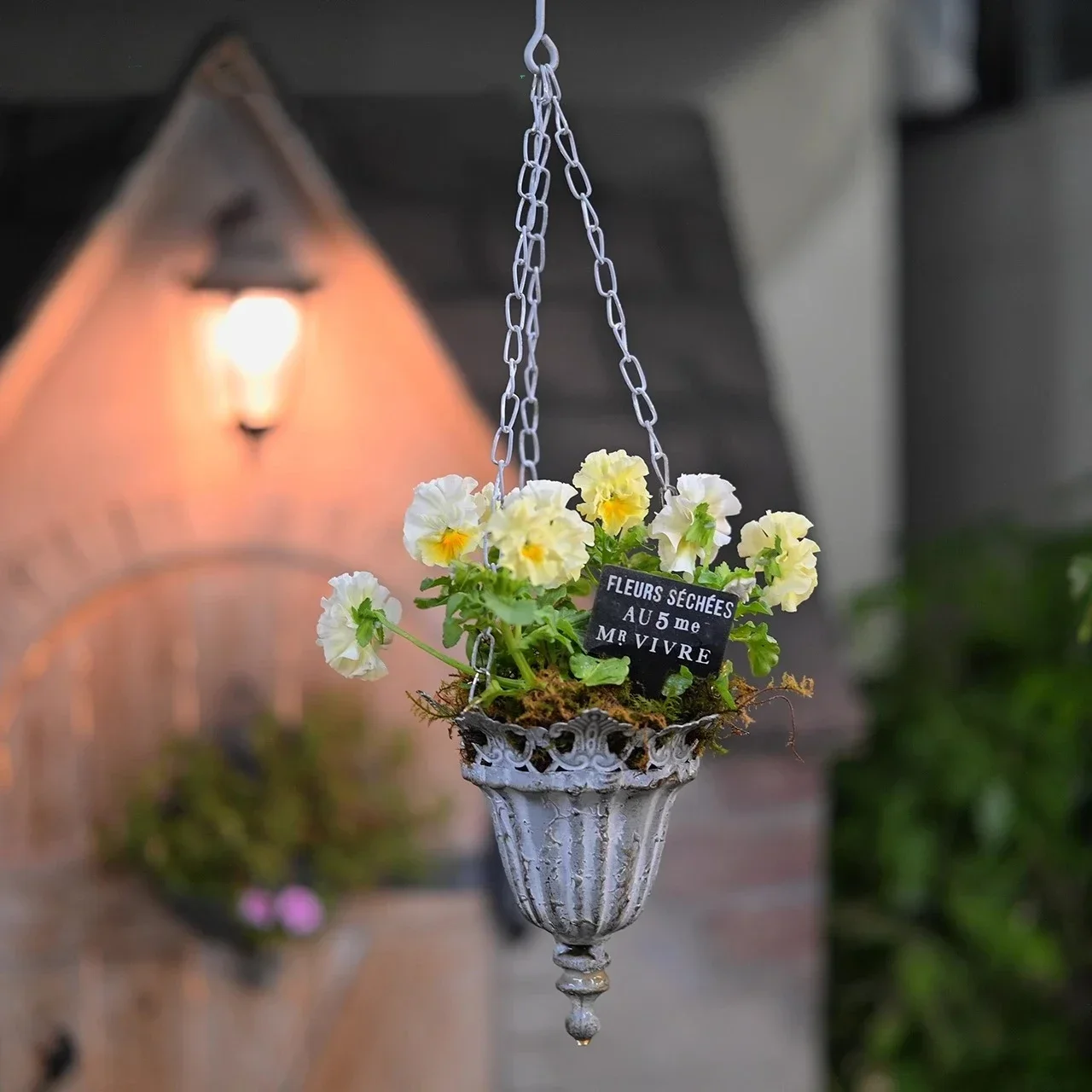 

Старый серый кружевной воронка в форме подвесной корзины, металлическая классическая железная цепочка, подвеска, цветочные горшки, украшение для сада, двора, стены