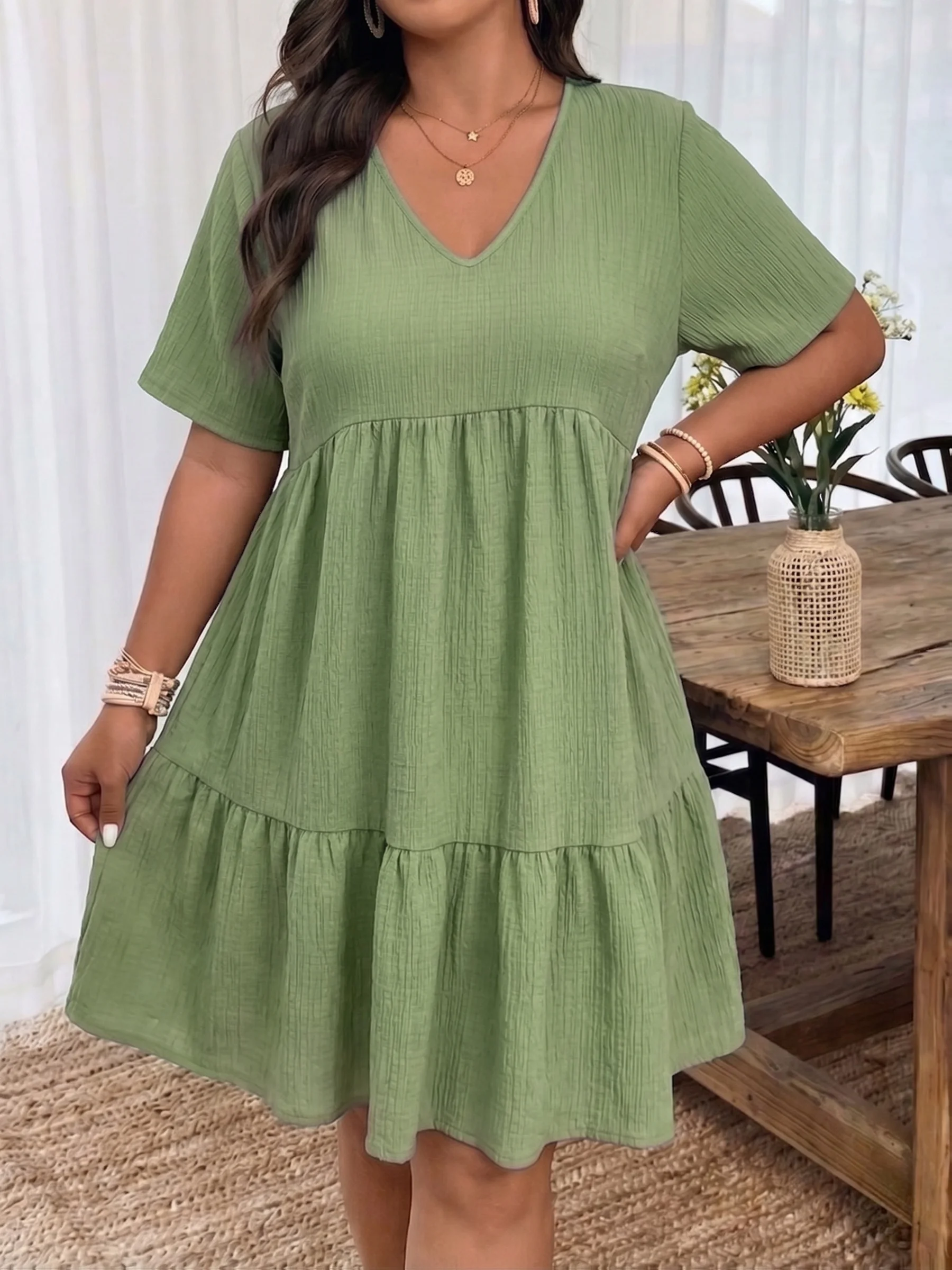 Stilvolles Plus-Size-Damenkleid mit V-Ausschnitt und Stufenrock für Alltagseleganz – Detail 13