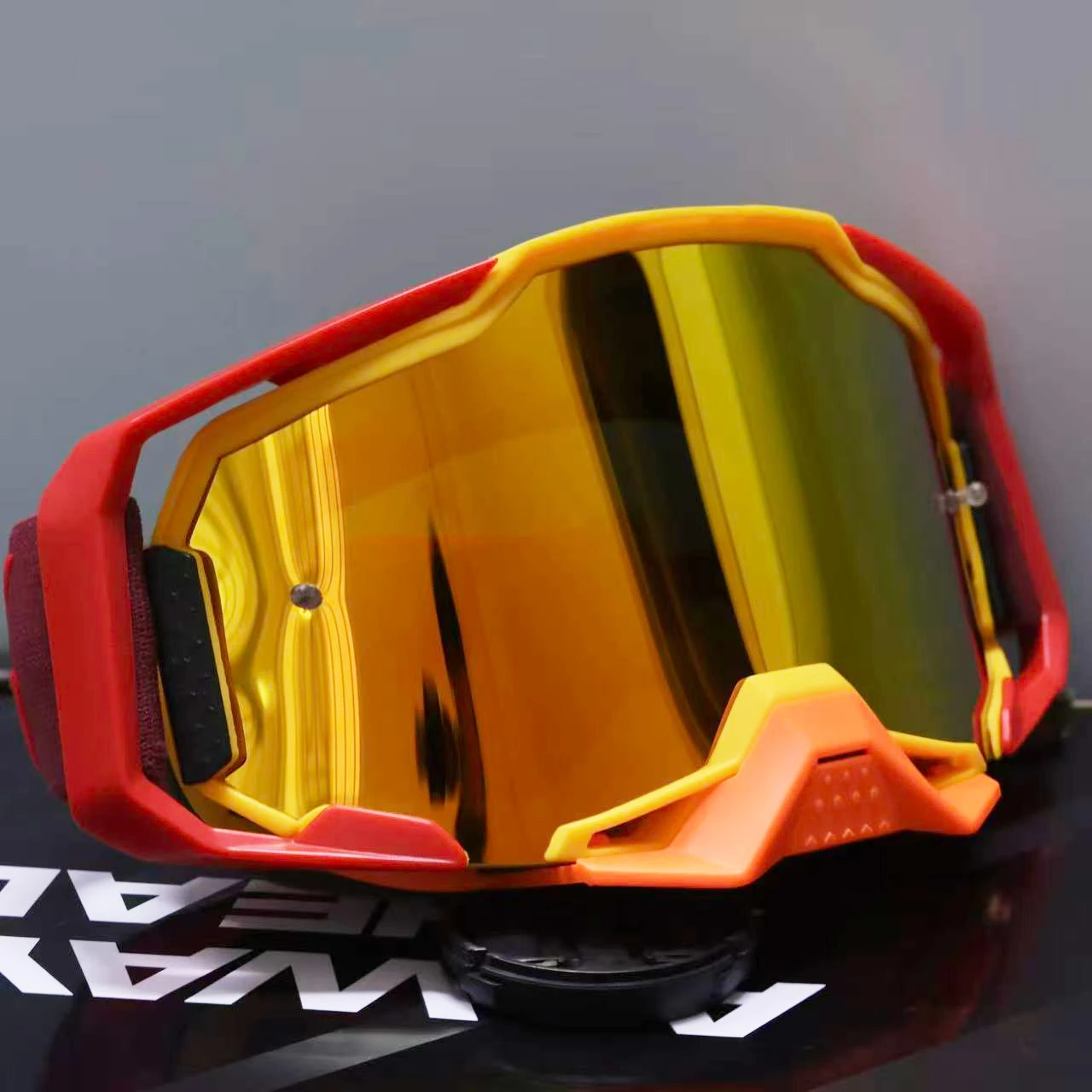 Off-Road Goggles & ATV Mask with Detachable, Windproof, Dustproof, and UV400-Protected Lenses for Outdoor Riding.