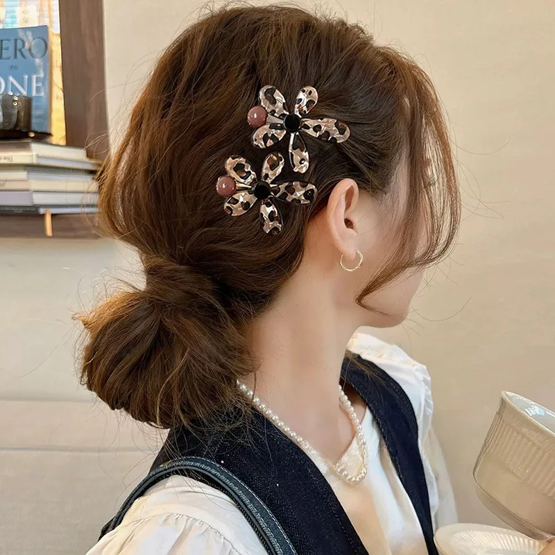 ليوبارد طباعة زهرة حبة منقار البط الجانب الانفجارات مقطع الشعر