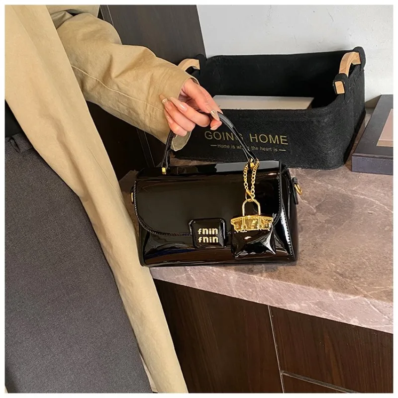Designer Elegant Vintage Chic Diaper Bag For Women Leather Crossbody Handbag Minimalist Luxury Tote Bag