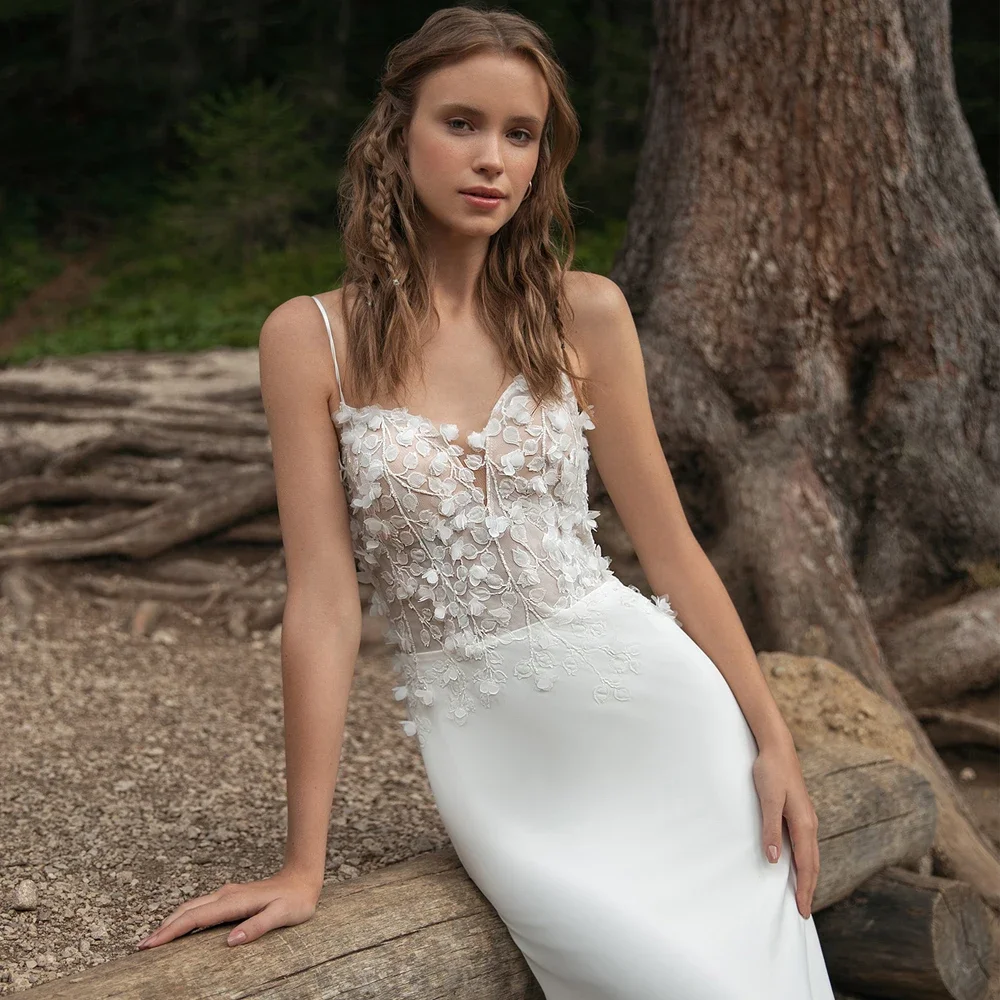 فساتين زفاف بسيطة بحمالات رفيعة مزينة بالزهور ورقبة على شكل V لحفلات الزفاف بدون أكمام مخصصة فيستدو دي نوفيا