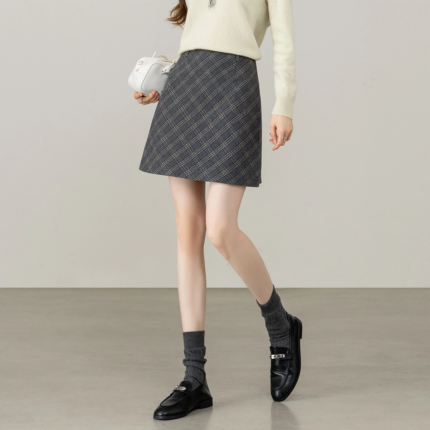 SENTUBILA Winter Mini Skirt for Women 2026 Plaid A Line Warm Retro Commuter Wool Blend Slim Wrinkle Resistant Skirt 164QA8548